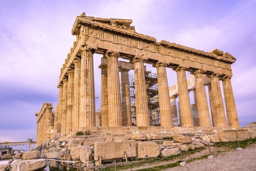 Le Parthénon, à Athènes, en Grèce, avec ses colonnes emblématiques et ses ruines antiques. 5