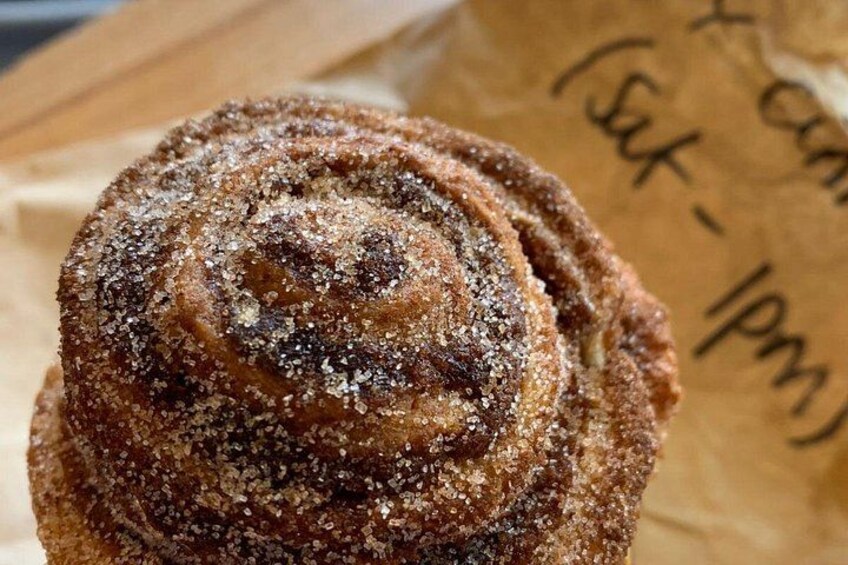 Een kaneelbroodje met gesuikerde topping. 2