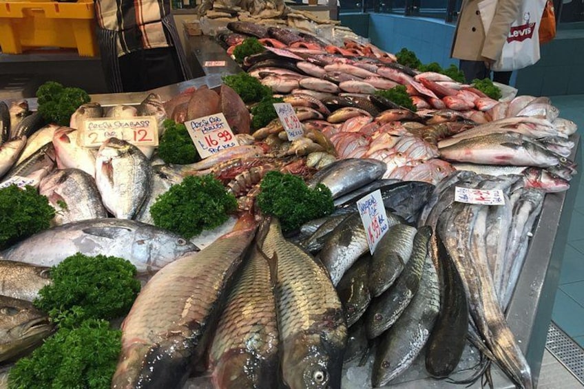 Fisk af forskellige slags udstillet til salg på et marked. 3