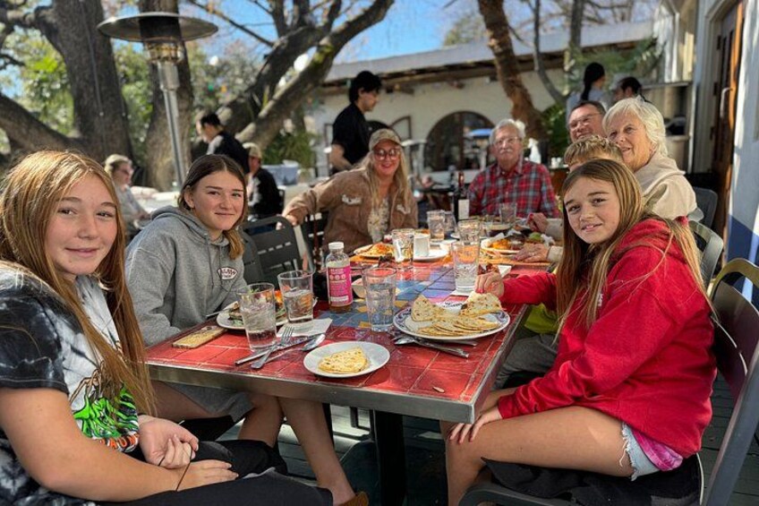 Full-day family excursions. History, caves, parks, lunch... 4