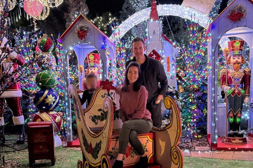 Escena festiva con un trineo, abetos navideños y figuras de cascanueces. 2
