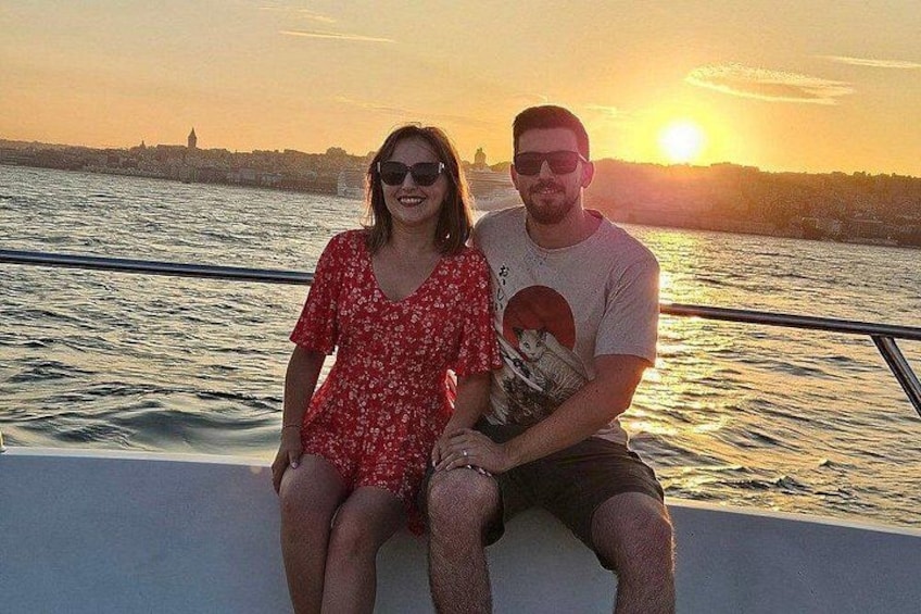 Ein Paar auf einem Boot vor einem Sonnenuntergang. 3