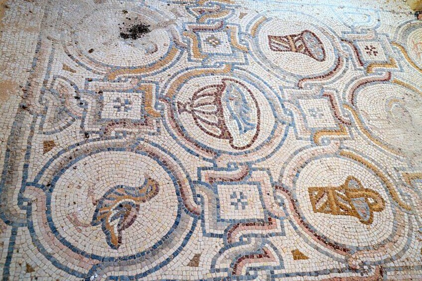Et mosaik med geometriske mønstre og cirkulære former. 2