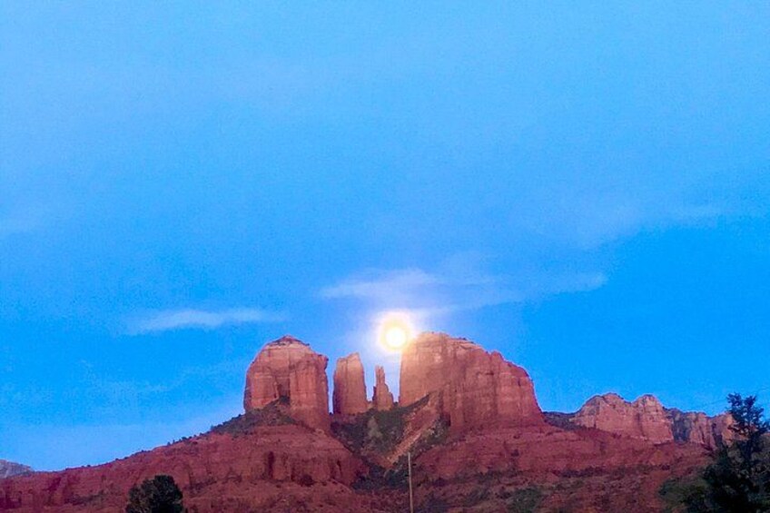 Un atardecer sobre formaciones rocosas rojas con cielo despejado. 4