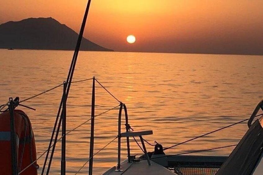 Un atardecer sobre aguas tranquilas con un bote al frente. 4