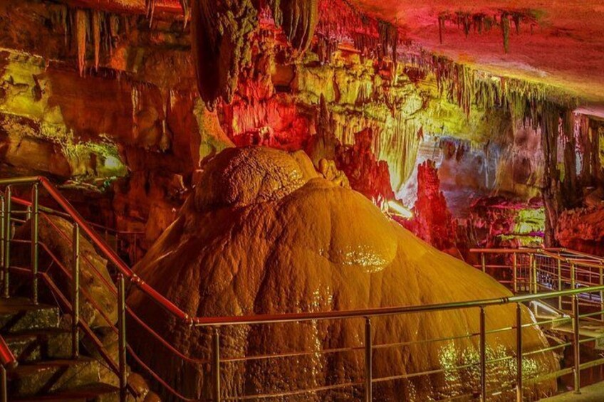 Eine Höhle mit Stalaktiten und einer großen Felsformation. 5