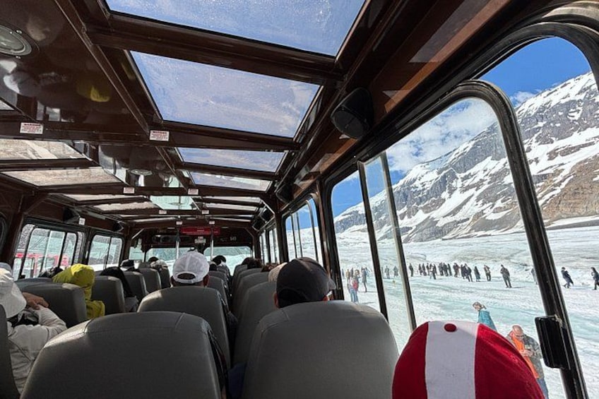 L'intérieur d'un bateau, où des passagers observent un glacier. 1