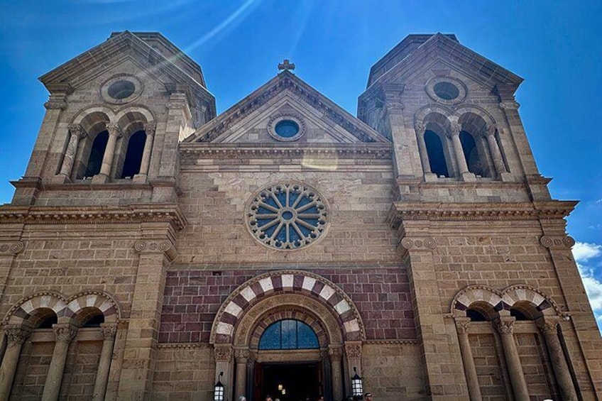 Une grande église dotée de deux tours, d’une rosace centrale et d’une vaste entrée en arc de cercle. 3