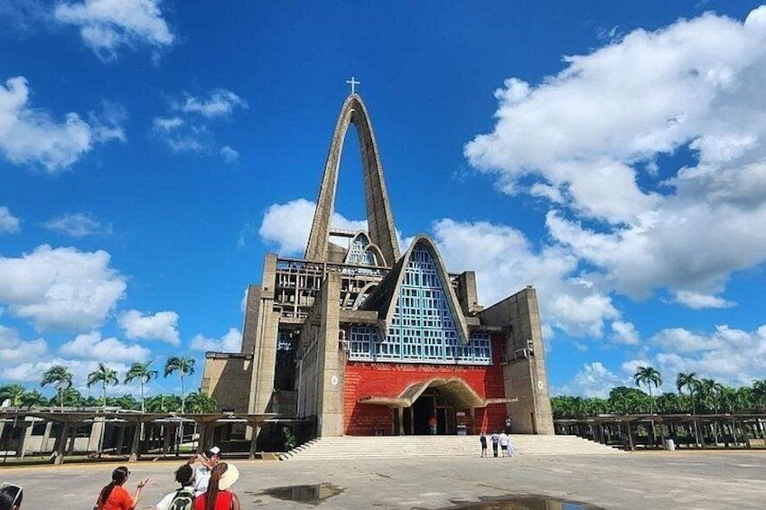 Una iglesia grande con un techo triangular característico y una cruz en la parte superior. 2