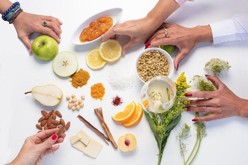 Verschillende soorten eten en ingrediënten uitgestald op een tafel. 5