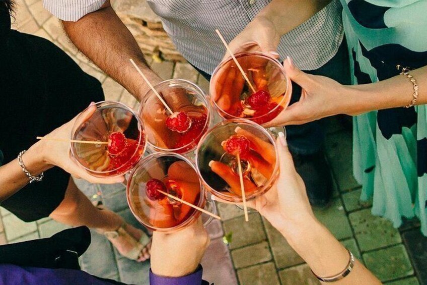 Un groupe de personnes tenant des verres remplis de boissons, probablement lors d’une réception ou d’un événement social. 4