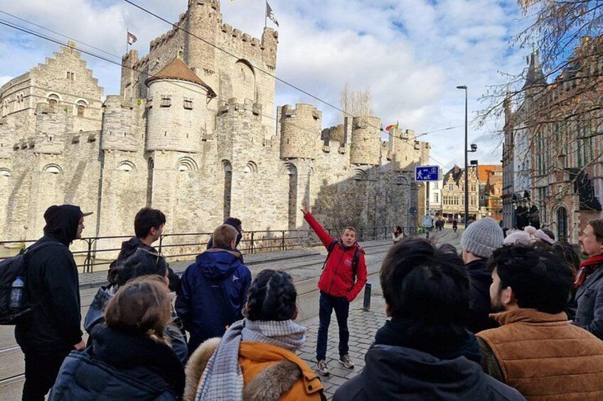 Legend at work in front of the Castle of the Counts 3