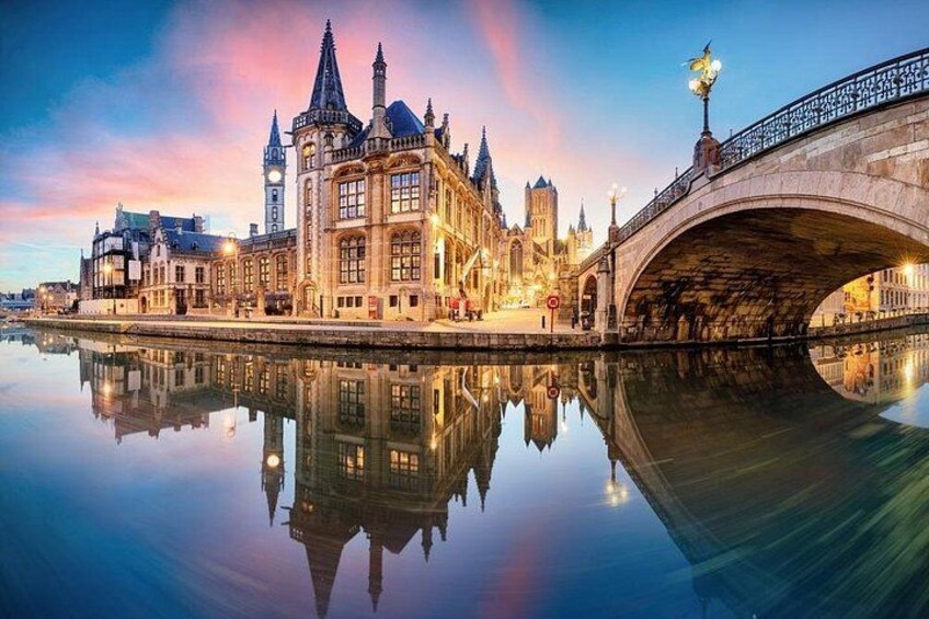Un edificio histórico con un puente sobre un río tranquilo, que refleja la arquitectura. 2