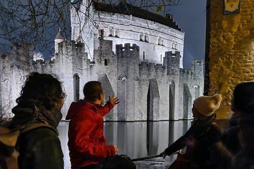 Un castillo con un foso y una persona señalando. 1