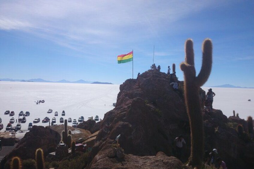 Bolivian flag on top of the island of the giant catus 4