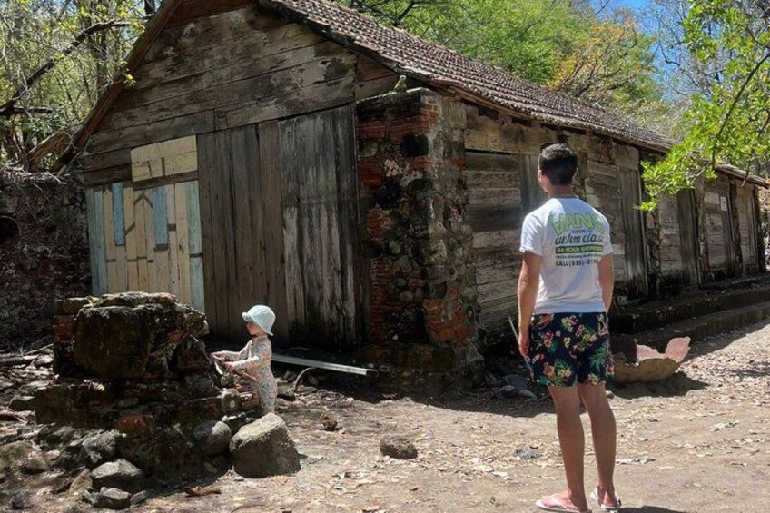 Un bâtiment rustique en bois, avec une personne debout devant. 3