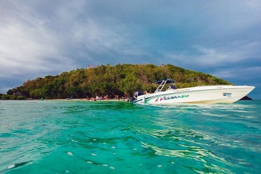 Un bateau nommé « VAGABOND » était amarré près d’une petite île aux eaux turquoise et cristallines. 2