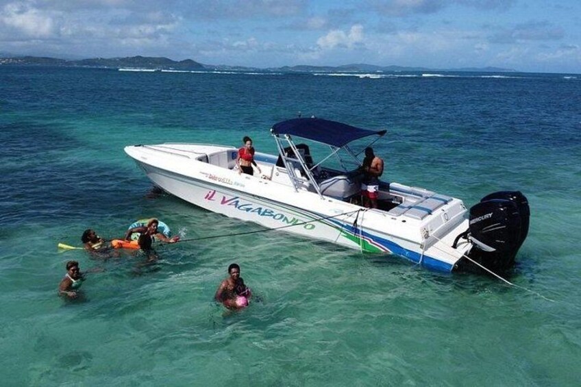 Un bateau appelé « IL VAGABONO », avec des personnes qui nagent et font de la plongée avec tuba dans l’eau. 1