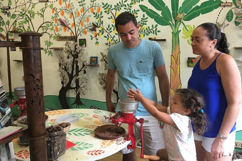 Una famiglia al bancone della cucina, con un bambino che tende la mano verso una ciotola. 2