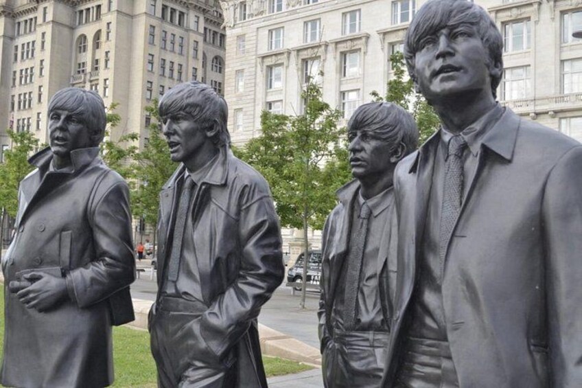 Una estatua de cuatro figuras con traje. 4