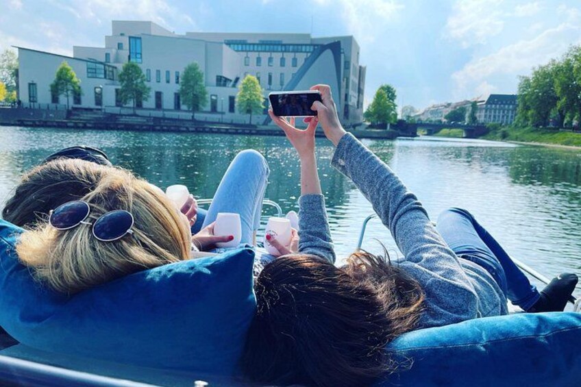 Deux personnes sont allongées sur un bateau, l’une d’elles tient un smartphone. 5