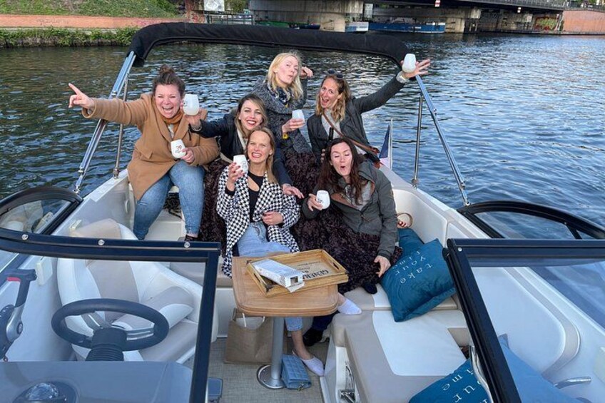 Un groupe de personnes se trouve sur un bateau, près d’une table et d’un volant. 2