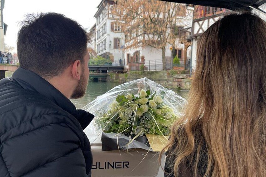 Un couple est à bord d’un bateau, et une boîte portant l’inscription « JULINER » contient un bouquet de fleurs. 3