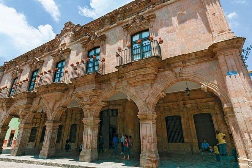 Un bâtiment historique doté d’arcades et de balcons. 4