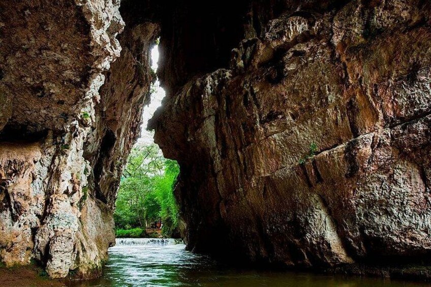 La entrada de una cueva con agua que fluye. 4