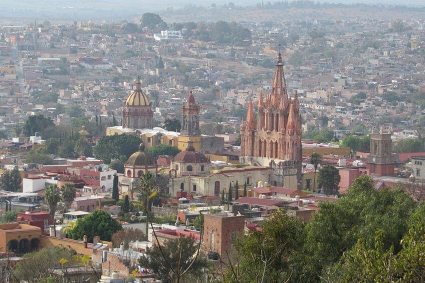 Un paisaje urbano con iglesias destacadas y edificios con cúpulas. 1