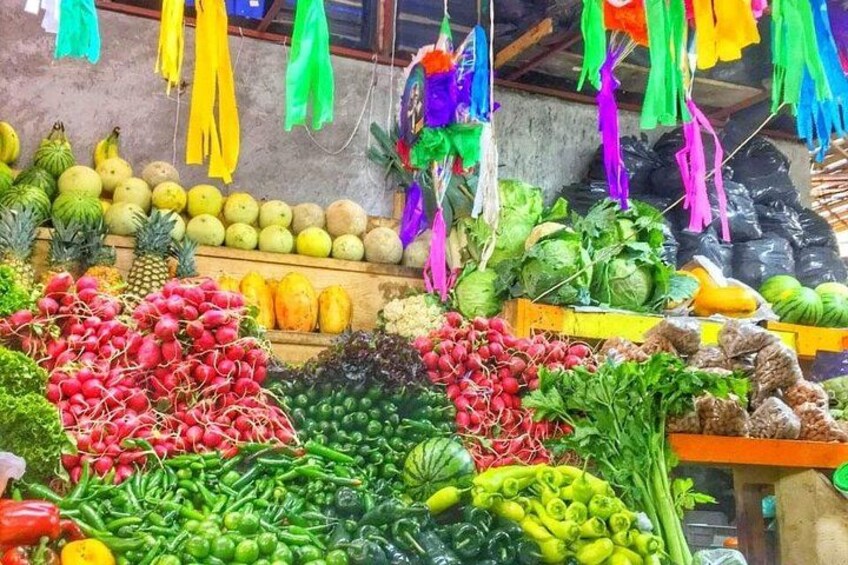 Une variété de produits frais, notamment des radis, des poivrons verts et des agrumes. 5