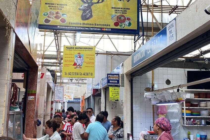 Un marché animé où les gens font leurs courses et où les vendeurs proposent leurs produits. 2