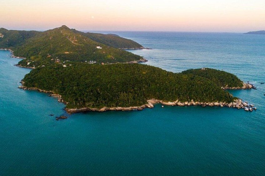Vista aérea de una isla verde exuberante rodeada de aguas turquesas. 5