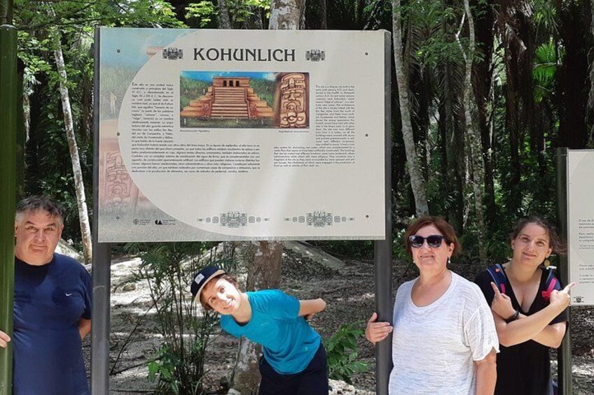 Un grupo de personas frente a un cartel informativo sobre Kohunlich. 1