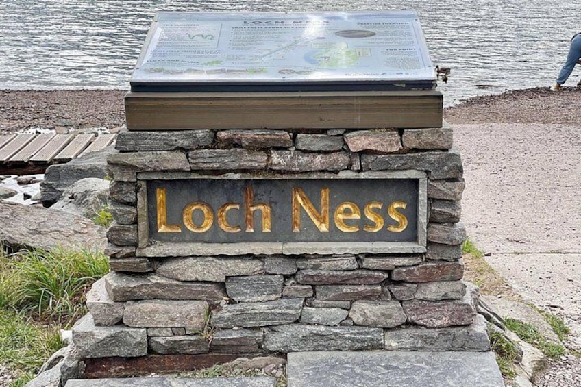 Ett stenmonument med inskriptionen ”Loch Ness” och en plakett ovanför. 1