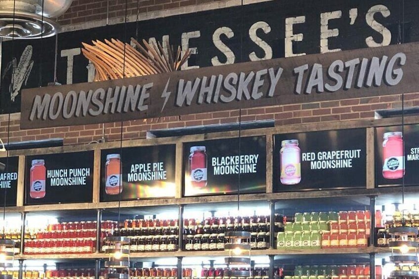 Zona de degustación de whisky con moonshine y diversas marcas de whisky exhibidas. 5