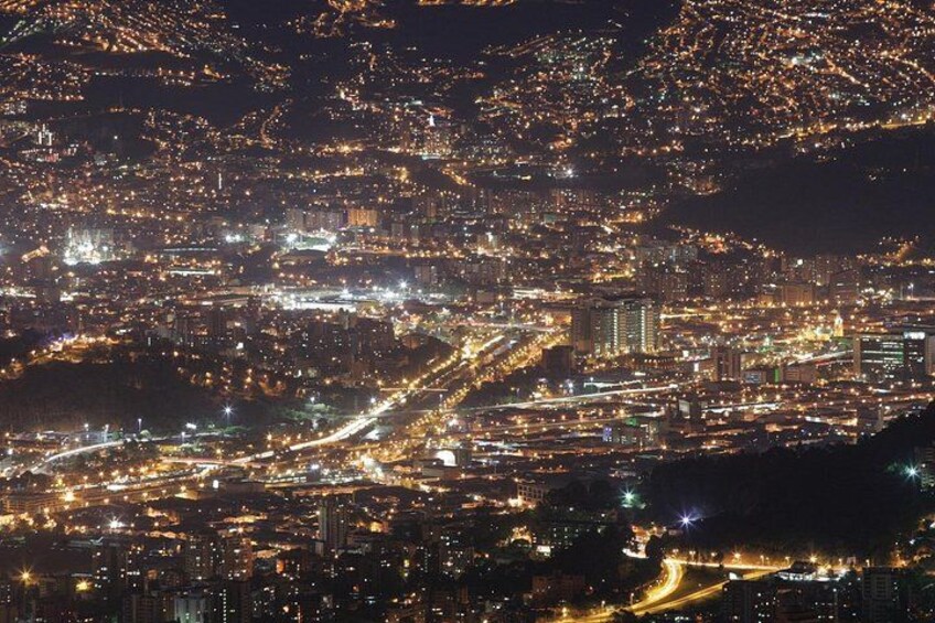 Un paisaje urbano nocturno con calles y edificios iluminados. 1