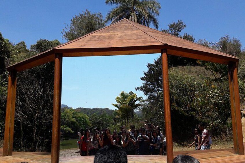 Un mirador de madera con un grupo de personas reunidas alrededor. 2