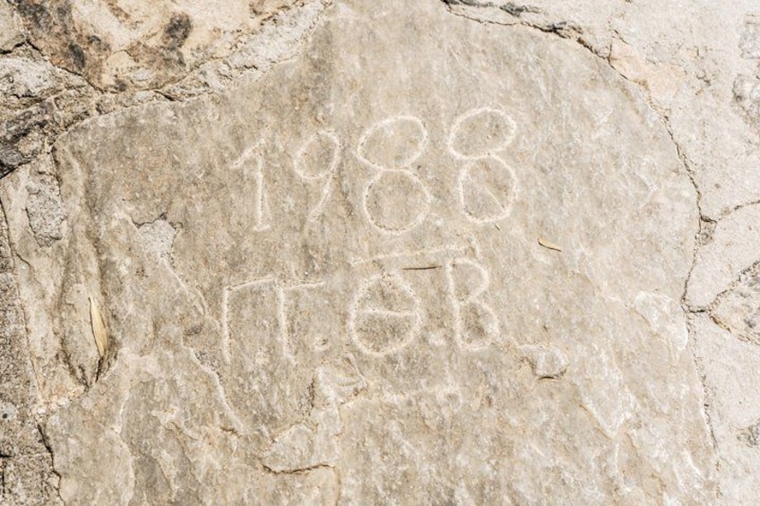 Una piedra con la inscripción '1988' y 'S.T.B.' grabadas. 2