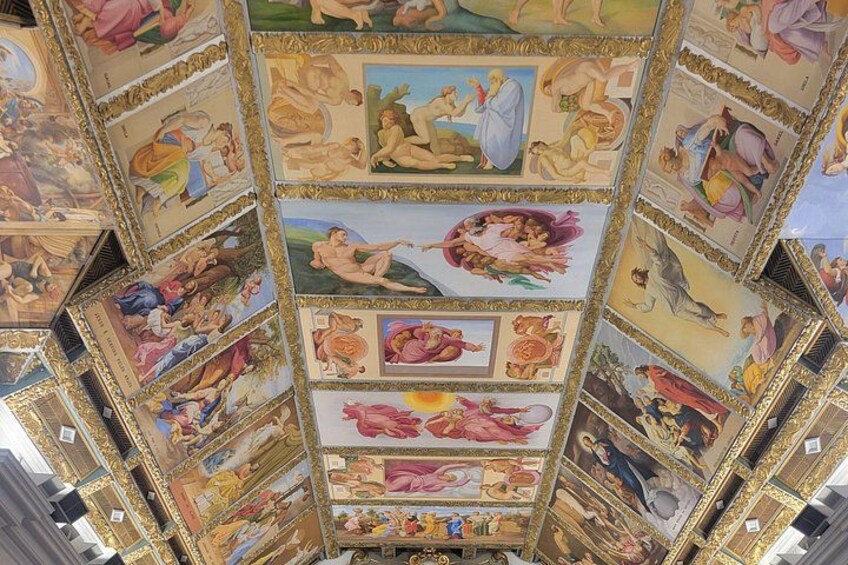 Un plafond orné de plusieurs panneaux représentant des œuvres d’art classiques. 3