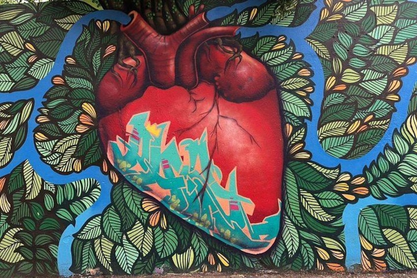 Une fresque représentant un cœur orné de feuilles et de formes abstraites. 2