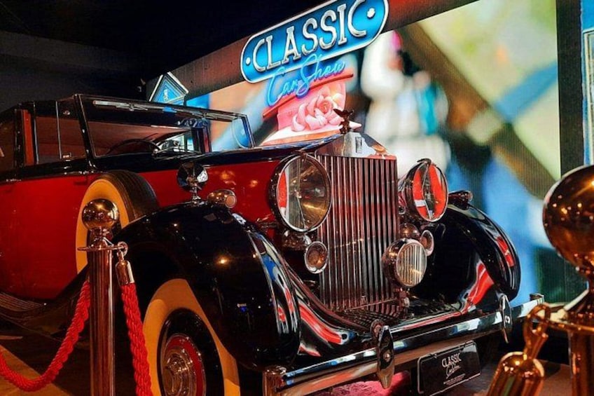 Un auto clásico con un letrero que dice 'CLASSIC' y 'Exposición de Autos Clásicos'. 2