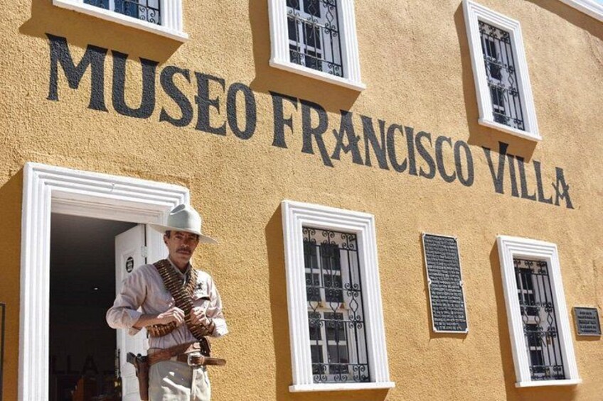 A building with 'MUSEO FRANCISCO VILLA' written on the facade. 4
