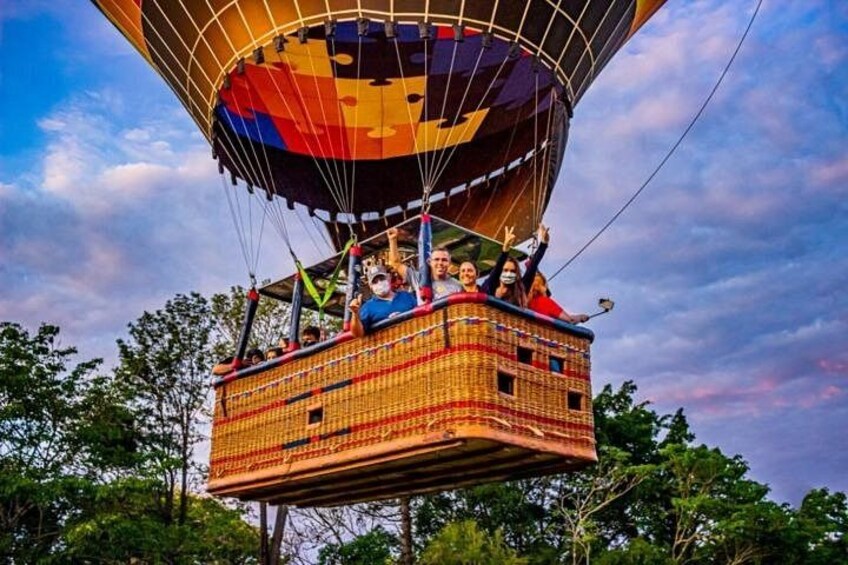 En luftballon med passagerer, en kurv og en farverig ballon 1
