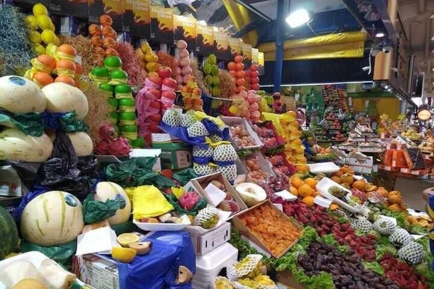 Un mercado con diversas frutas y verduras a la vista. 3
