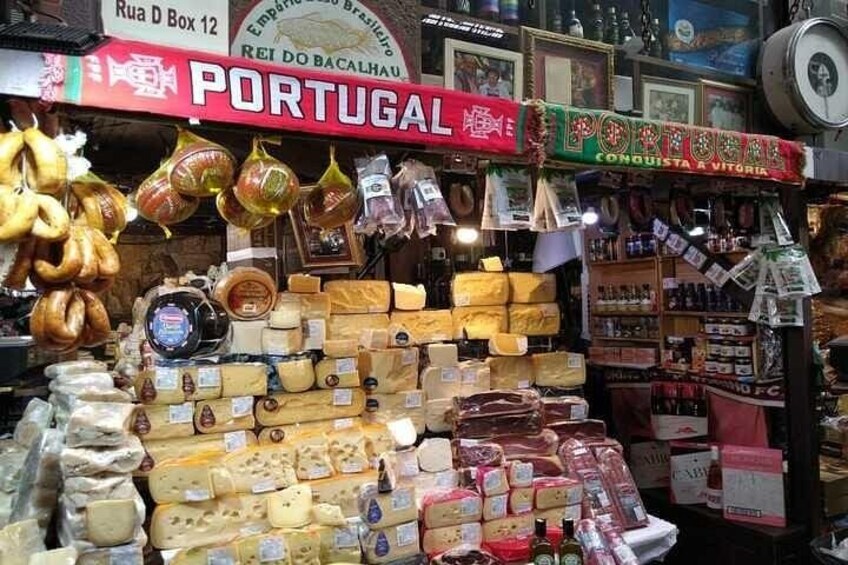 Una tienda de quesos con diferentes tipos de queso expuestos. 5