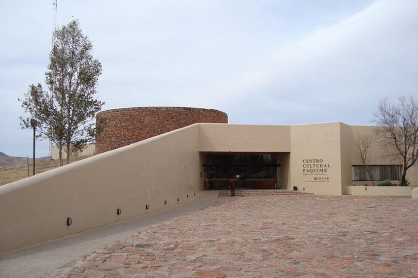 A building with a curved facade and a sign reading 'CENTRO CULTURAL PAQUIME.' 3