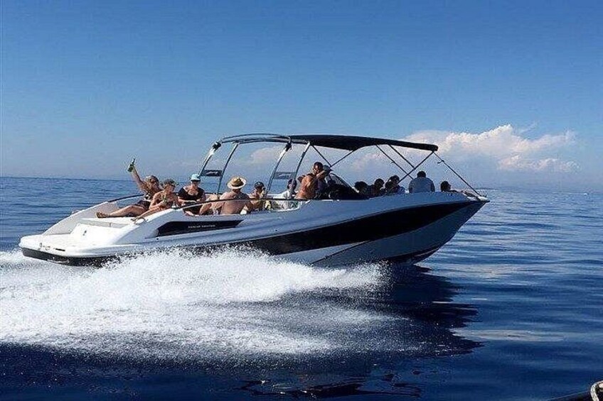 Un bateau à moteur transportant des passagers qui profitent d’une journée ensoleillée sur l’eau. 4