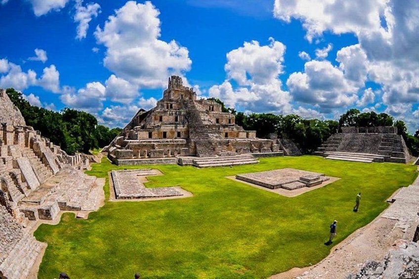 Alte Maya-Ruinen mit Stufepyramiden und einem weitläufigen Platz. 4