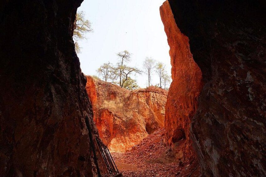 Ein roter Sandsteinfelsenk mit einer schmalen Schlucht. 3